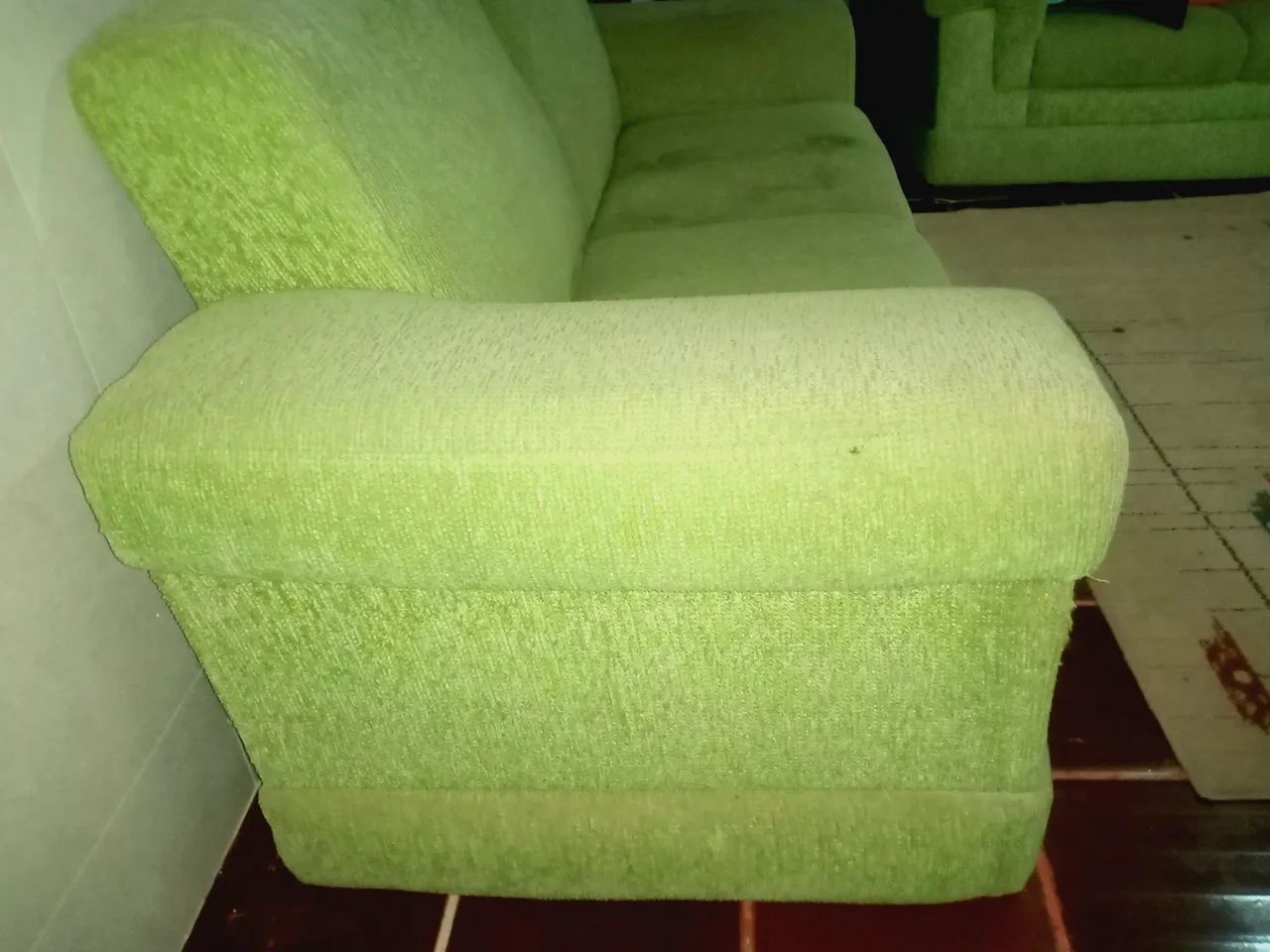 Sofa tres lugares de chenile verde limão usado - Foto 3