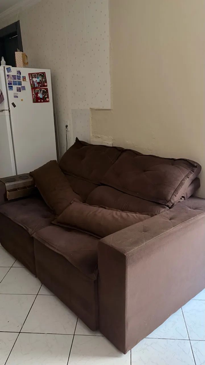 Sofá retrátil e reclinável marrom