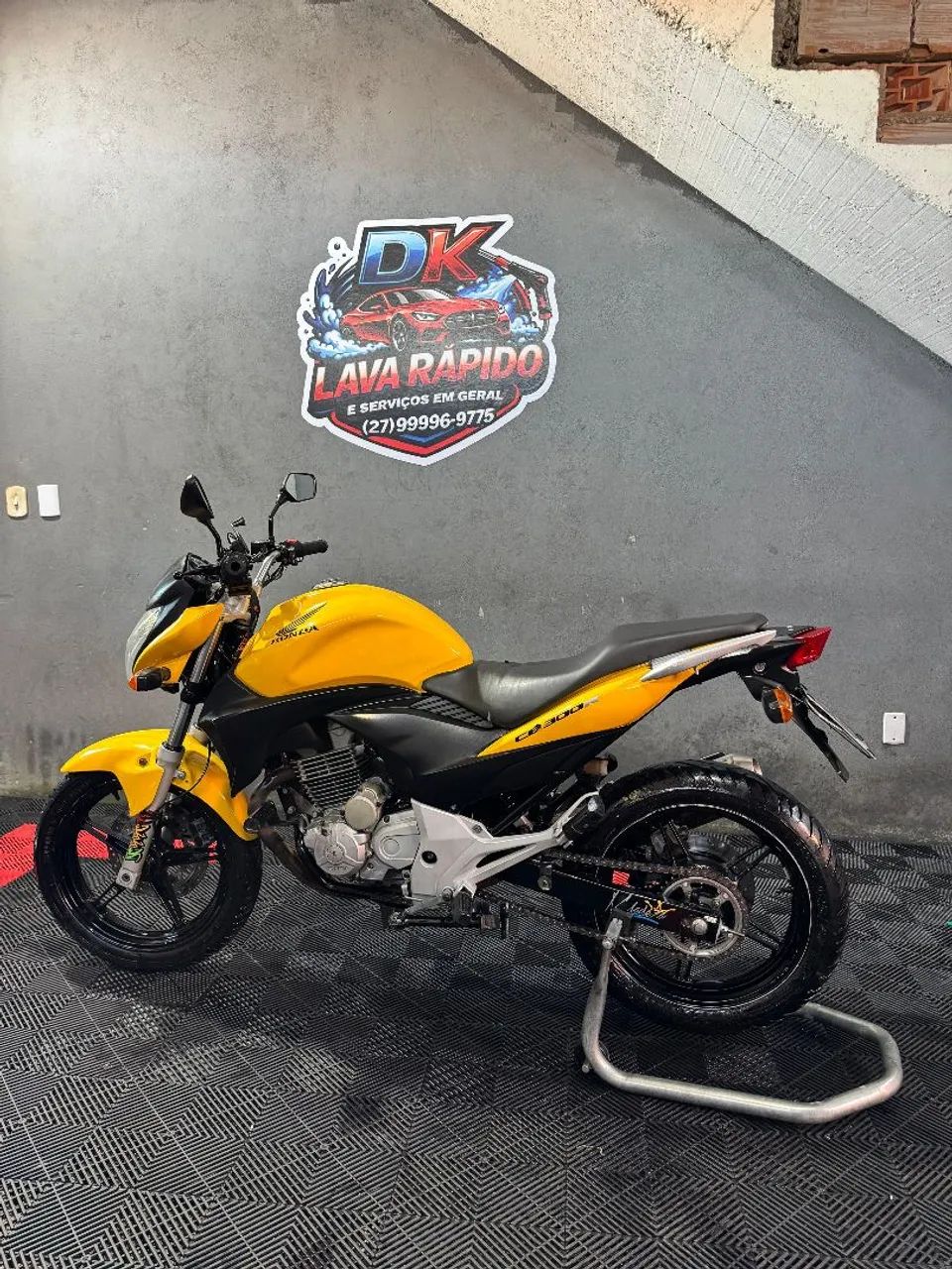 Moto CB 300 
