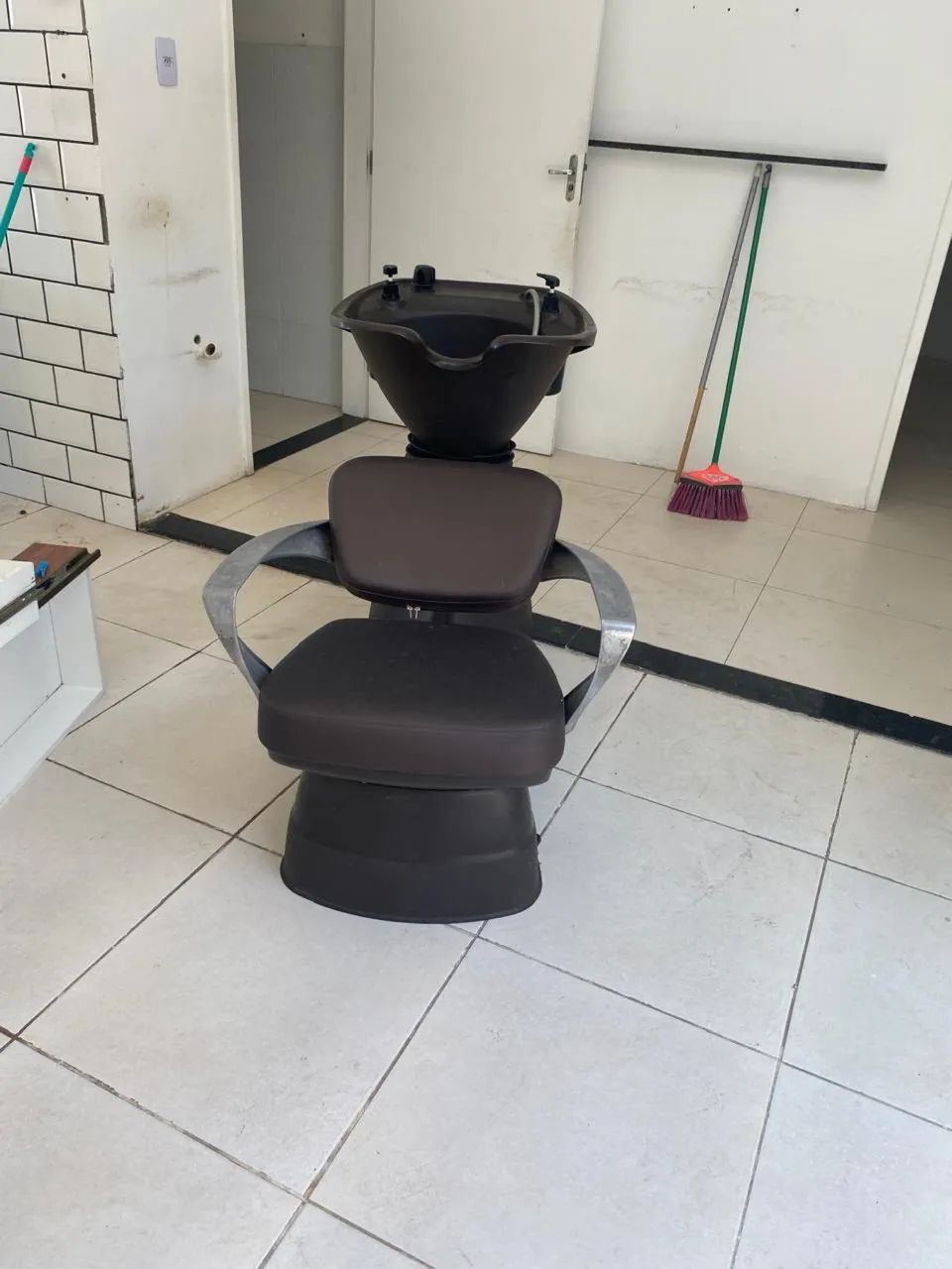 Vendo móveis para salão de beleza e lavatório - Foto 2