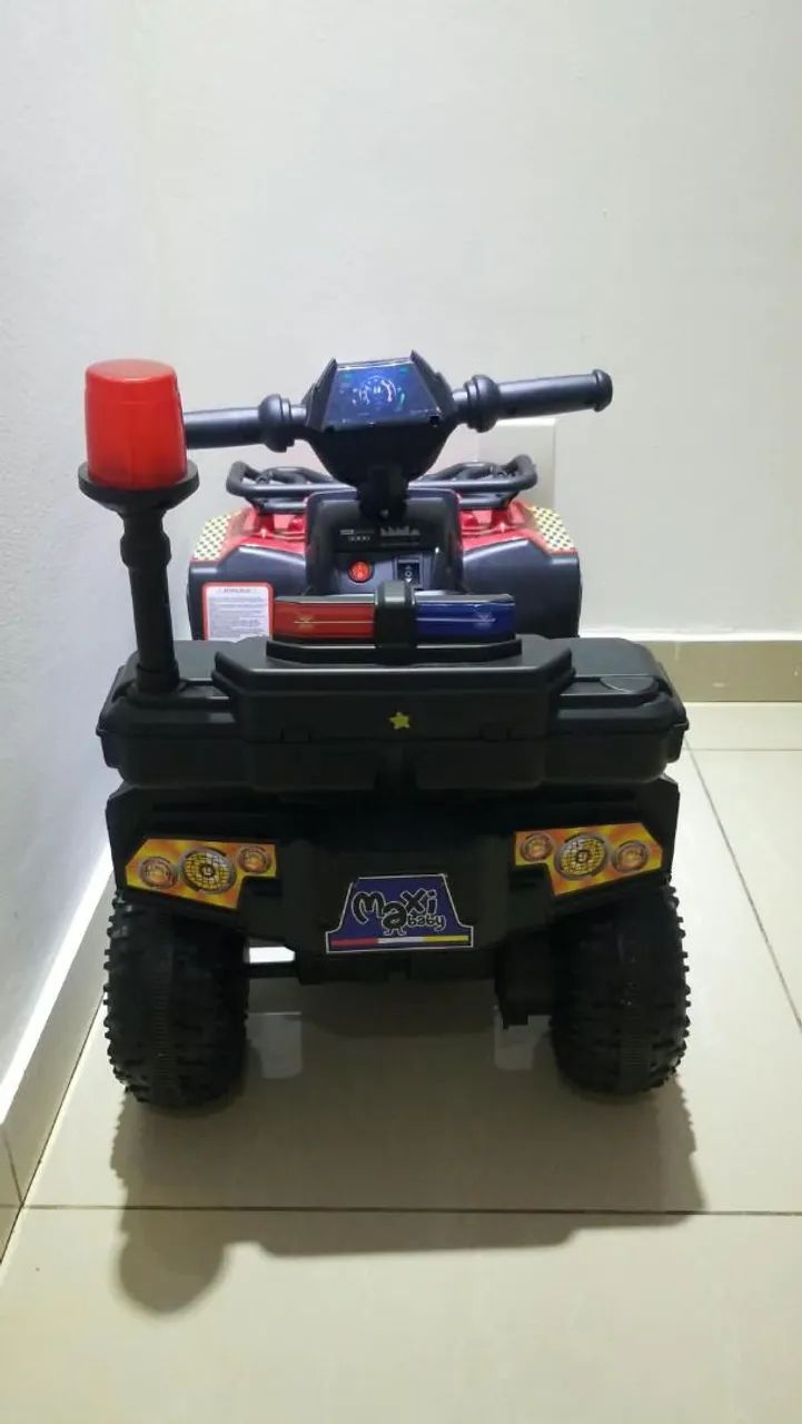 Carro elétrico menino