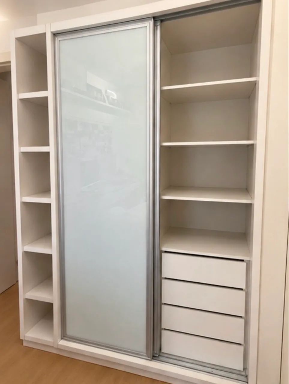 Guarda-roupa em MDF laqueado com portas de vidro - Foto 4