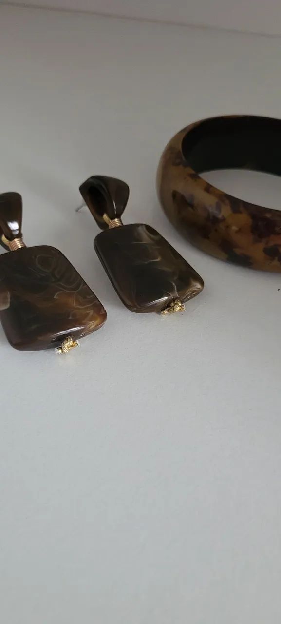 Brincos e bracelete resina marrom 