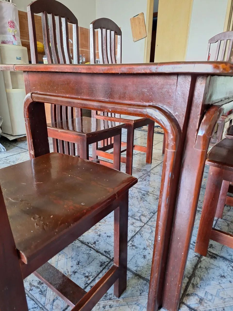 Mesa de madeira excelente com 6 cadeiras  - Foto 2