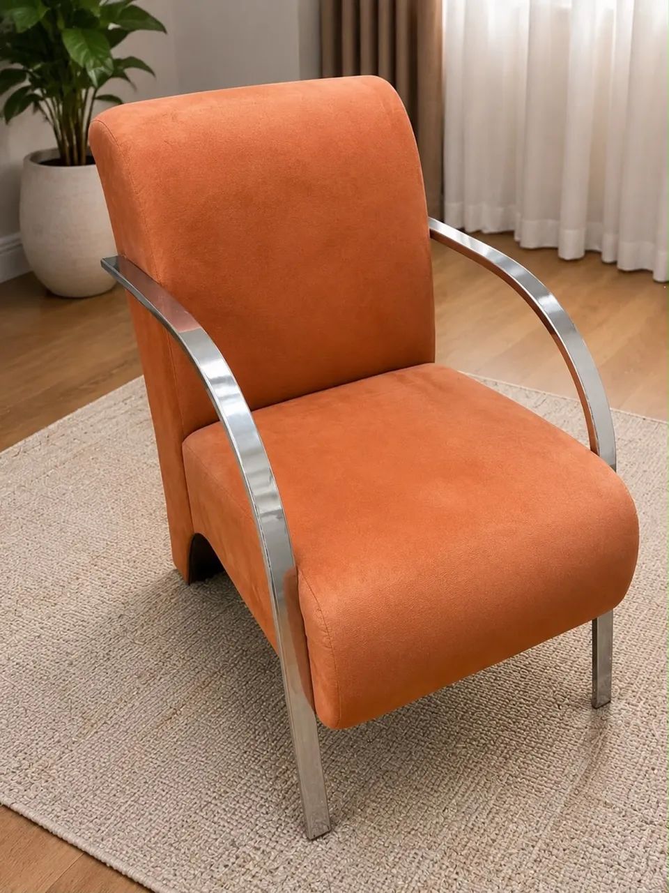 POLTRONA BRAÇOS DE ALUMÍNIO EM SUEDE 