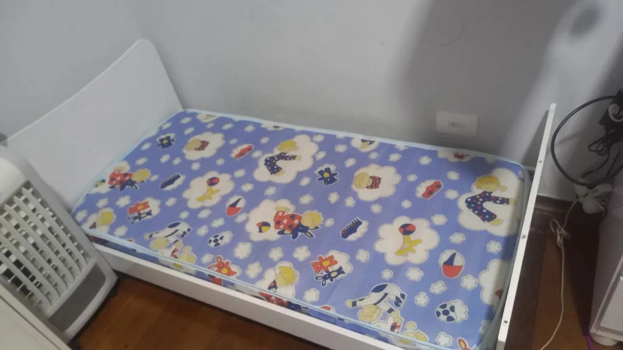 Mini cama com colchão que vira berço 