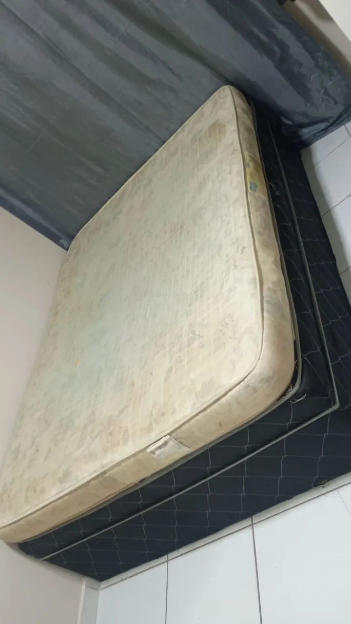 Cama usada, tem a base e o colchão 