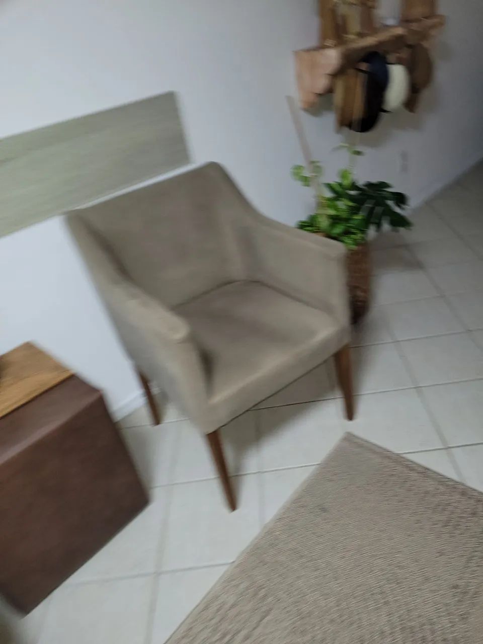 02 poltronas tecido sued bege bem conservadas.