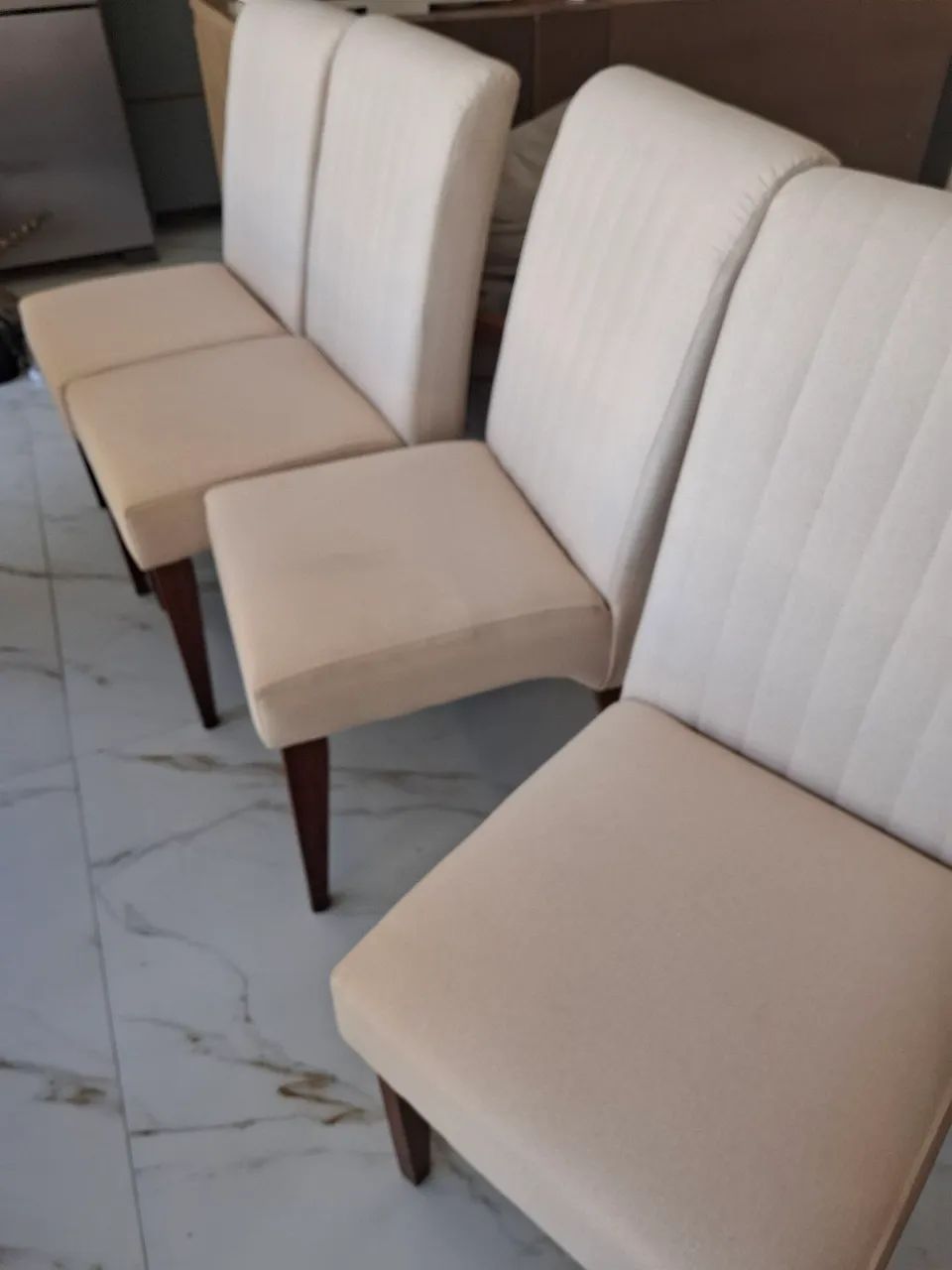 Lindas cadeiras para mesa de jantar. Base em madeira maciça e com tecido e espuma reformad
