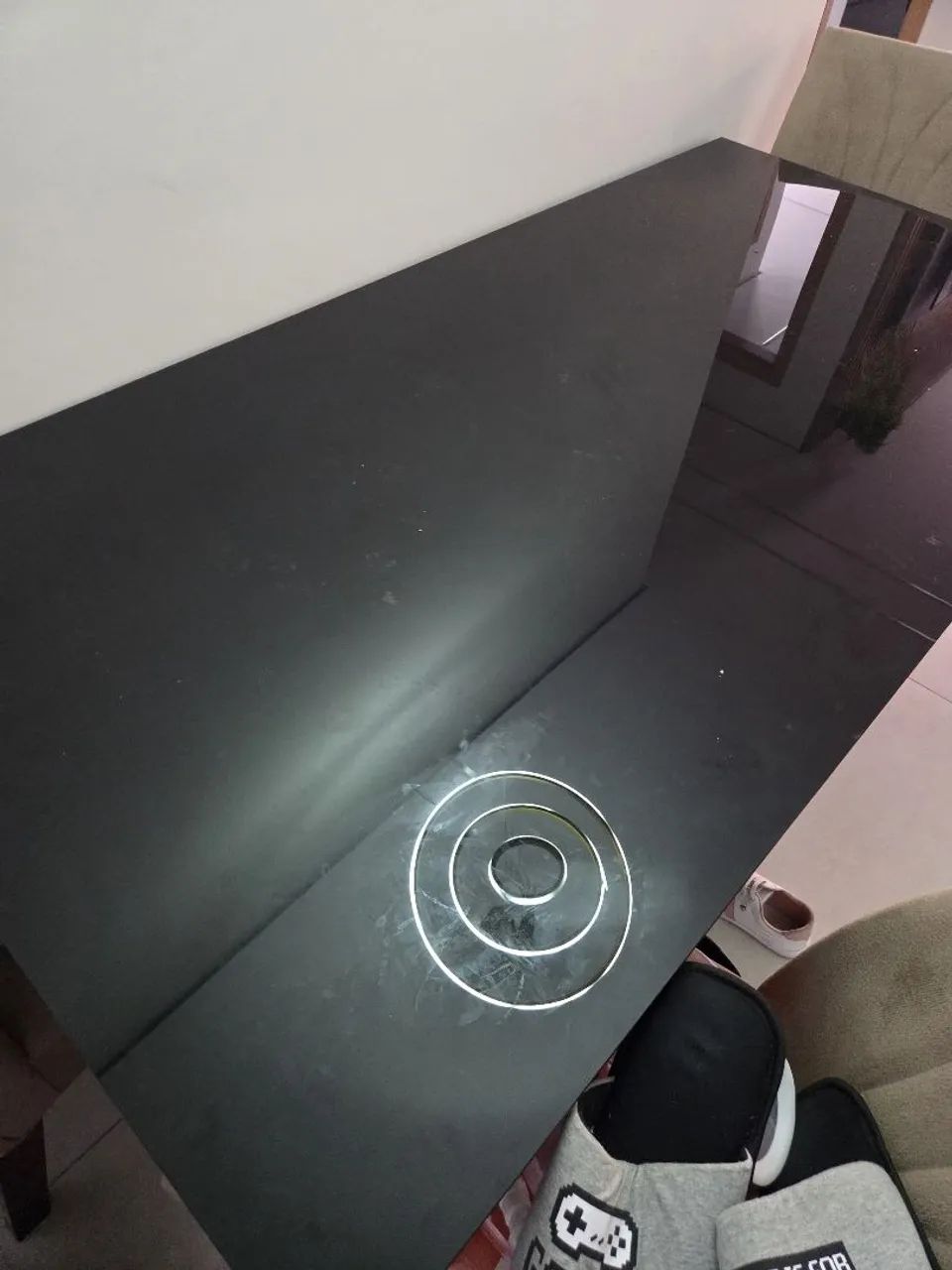 Mesa de jantar sem cadeiras