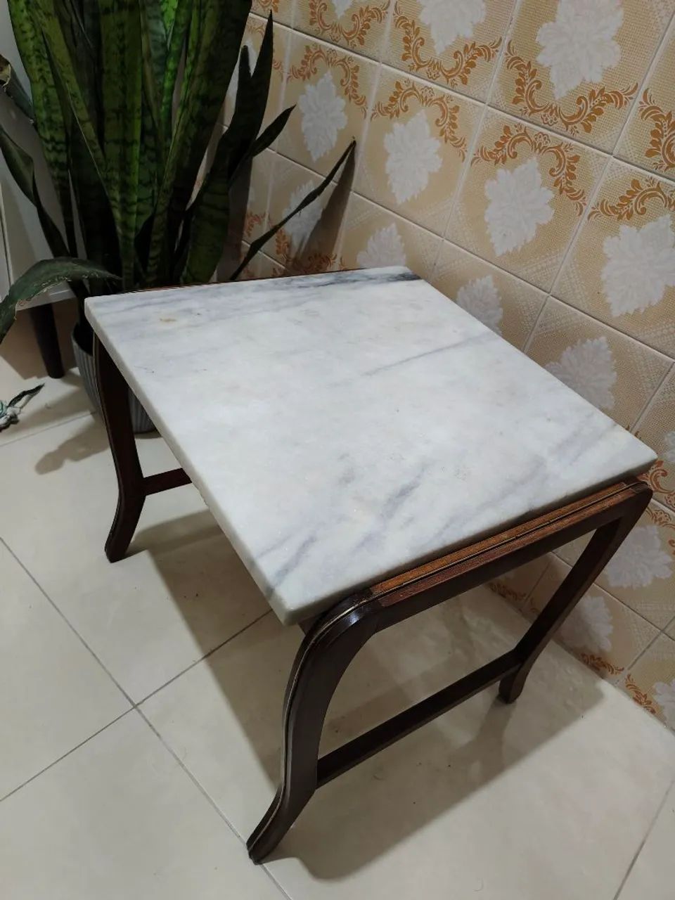 Mesa lateral vintage década de 50 em jacarandá com tampo em mármore. - Foto 2