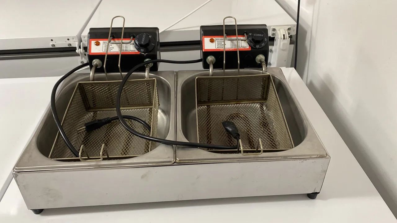 Fritadeira 2 Cubas 220v semi nova 