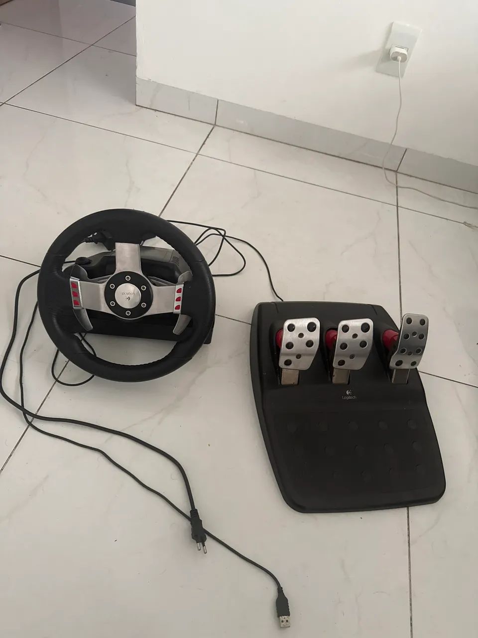 Volante Logitech e pedais para arrumar
