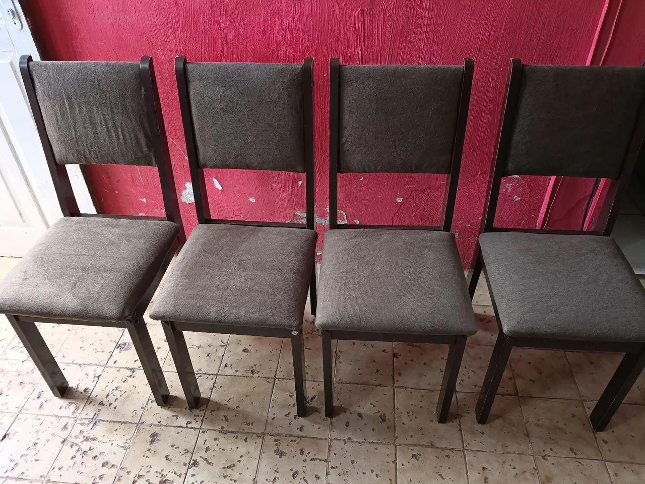 Jogo de 4 cadeiras de madeira maciça em tecido veludo marrom... - Foto 3