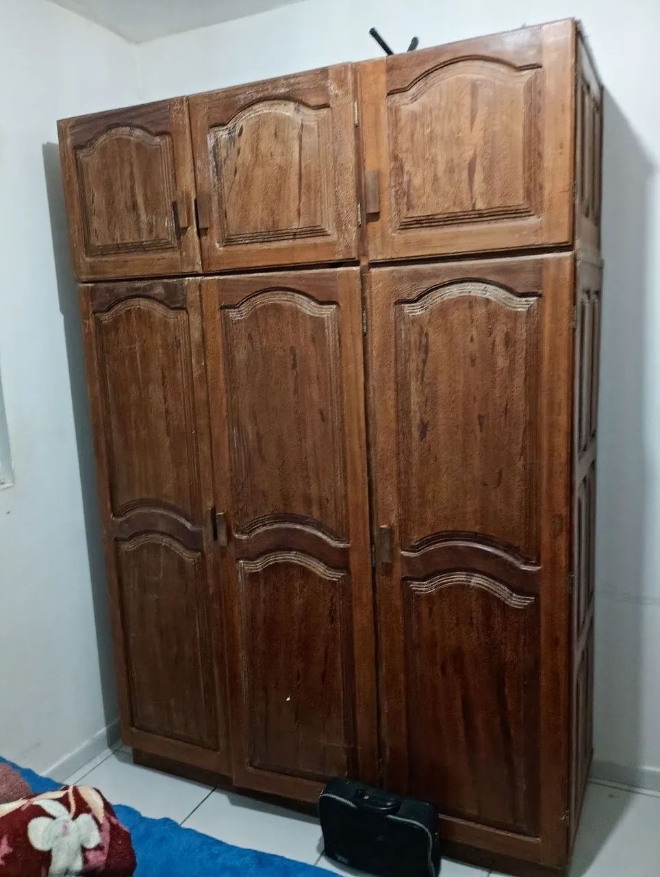 Guarda roupa em perfeito estado.madeira pura.ligitima