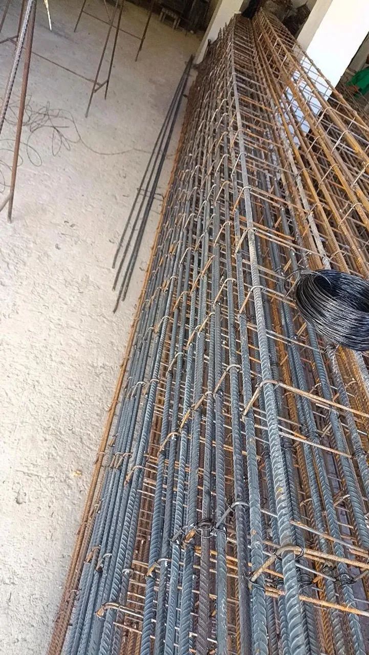 Colunas amarradas no precinho 