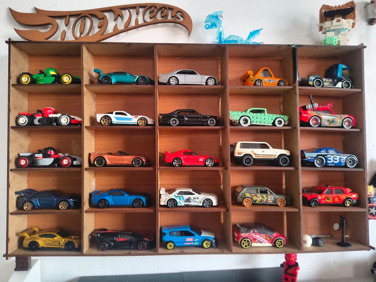 Coleção de carrinho hot Wheels entre outros.