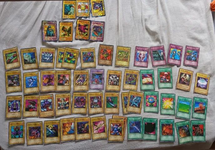 74 Cartas Yugi-OH tamanho 5,5cmx8,5cm