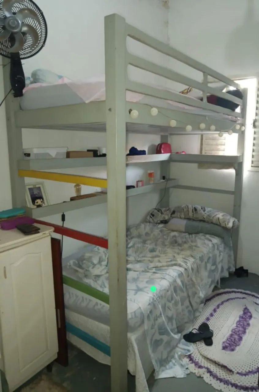 Cama de solteiro suspensa 