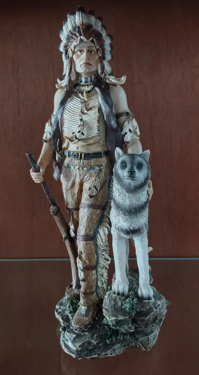 Estátua de Índio guerreiro Apache com lobo