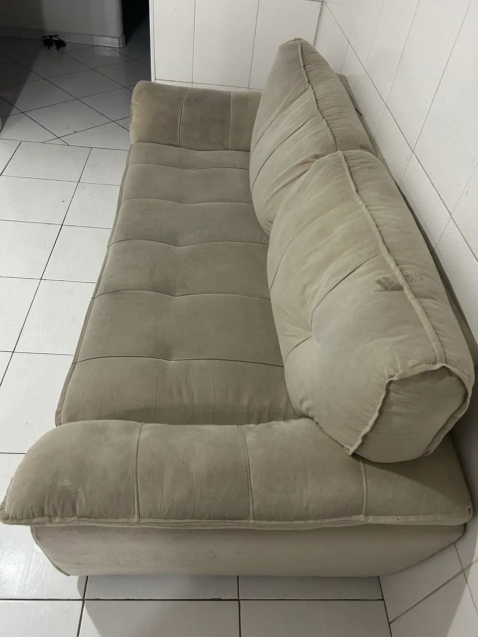 Sofá beje 3 lugares  - Foto 2