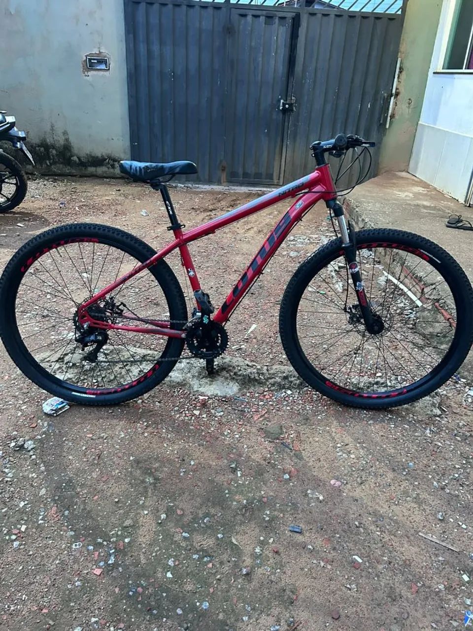 Bicicleta Aro 29 de marcha e Freio a Disco semi nova so pega e usar  - Foto 2