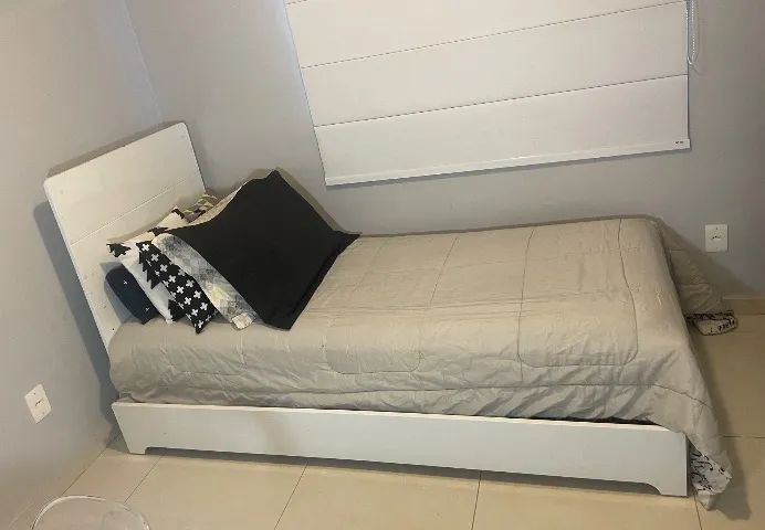 Cama de solteiro com cama auxiliar. Acompanha 1 colchão. 