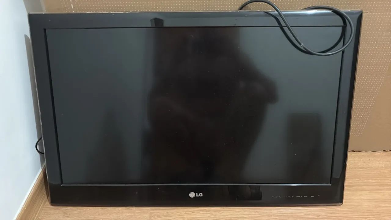 Vendo televisão LG 32 polegadas, NÃO É SMART acompanha firi stick Amazon  - Foto 2