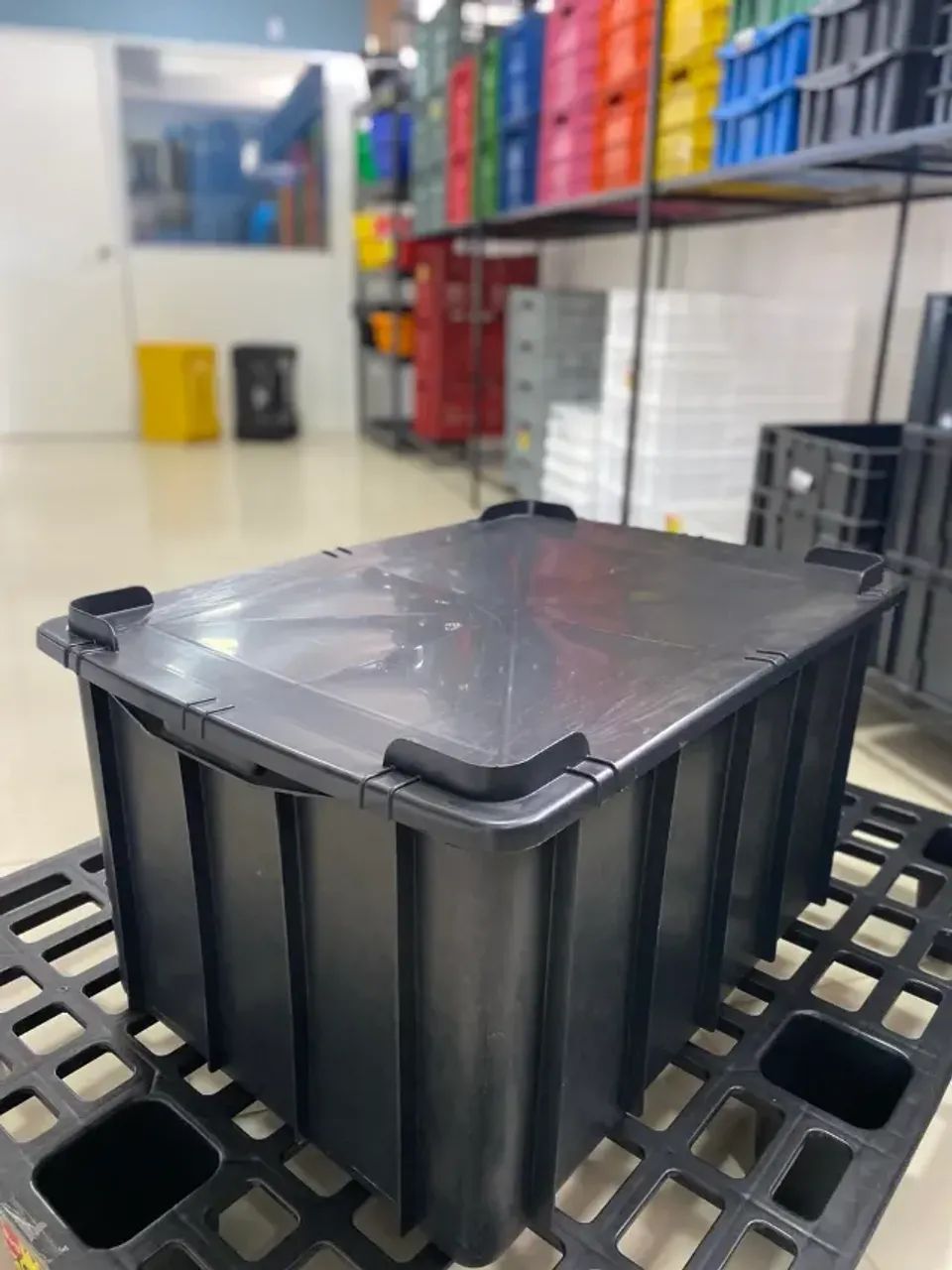 Caixas plásticas fechadas para organização e transporte de produtos - Foto 5