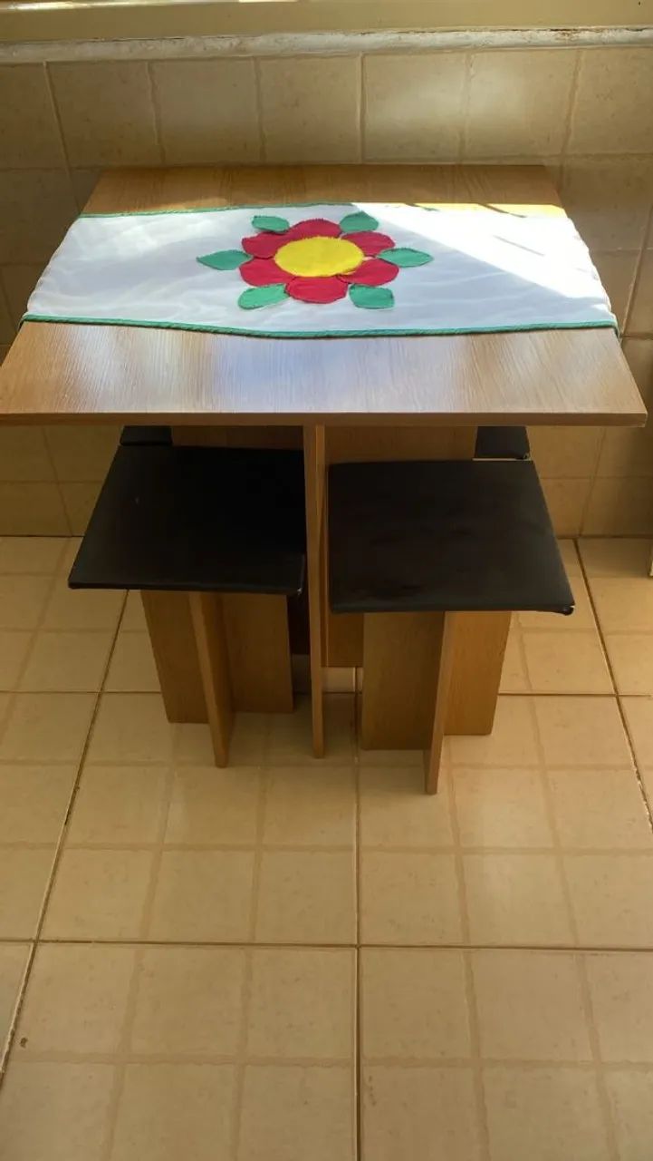 Mesa com 4 bancos - Foto 3