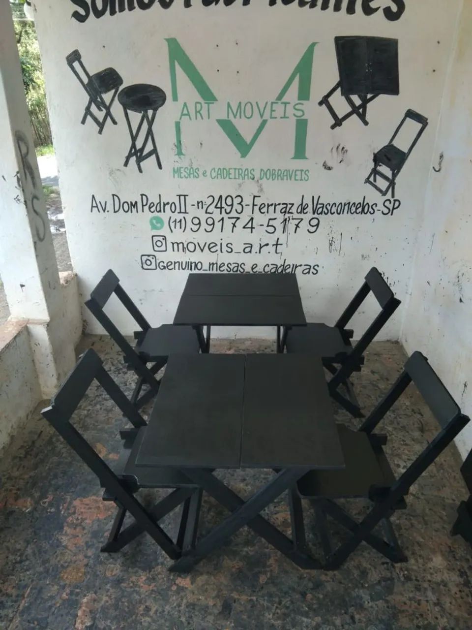 mesas e cadeiras tudo dobrável. 
