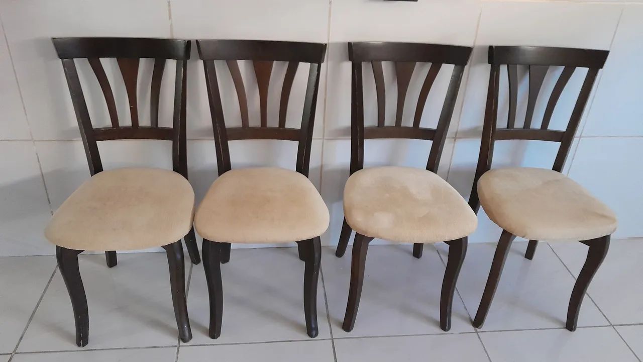 4 Cadeiras mesa de jantar.
