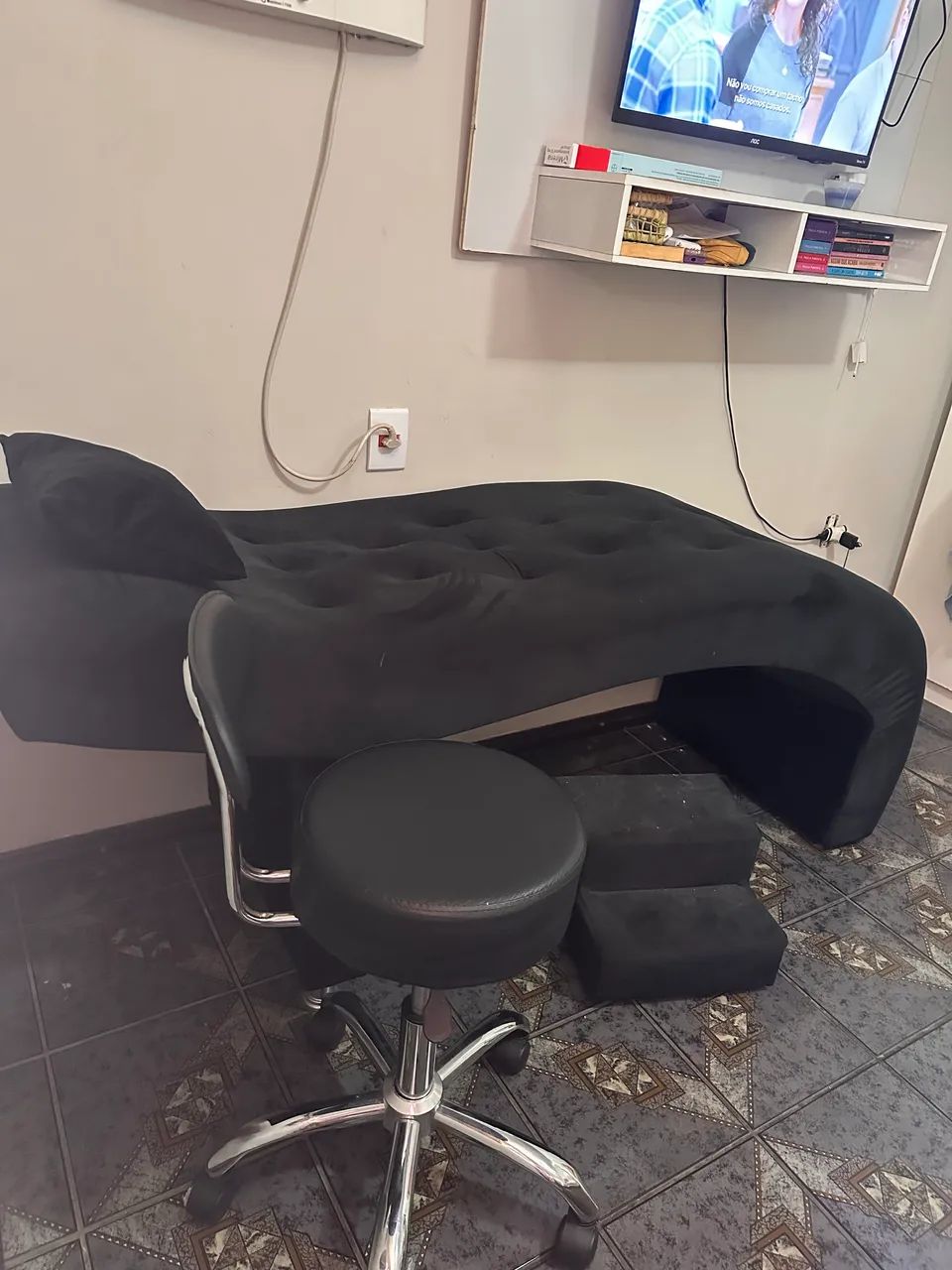 Vendo maca estética, com cadeira e escada  - Foto 2