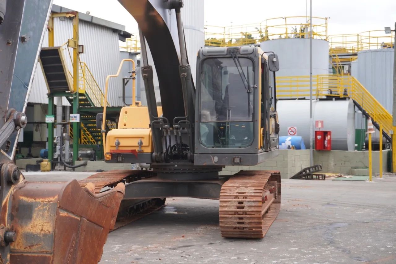 Escavadeira VOLVO EC210D - Foto 4