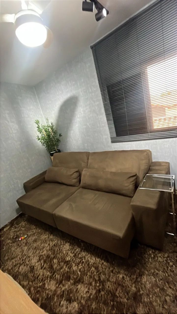 Lindo sofá 3 lugares suede seminovo - Foto 5