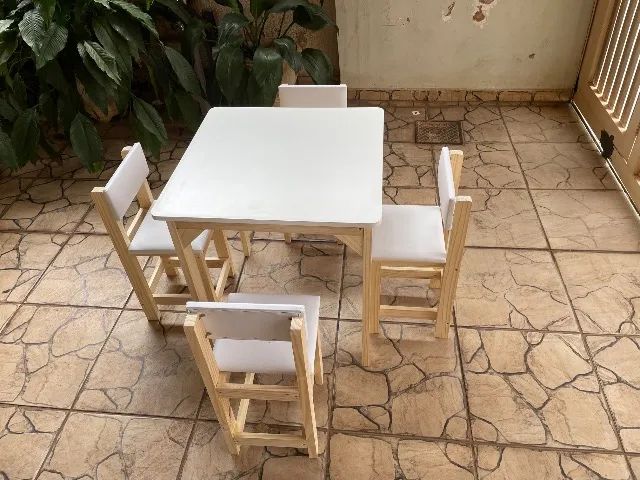 Mesa infantil branca, com 4 cadeiras 
