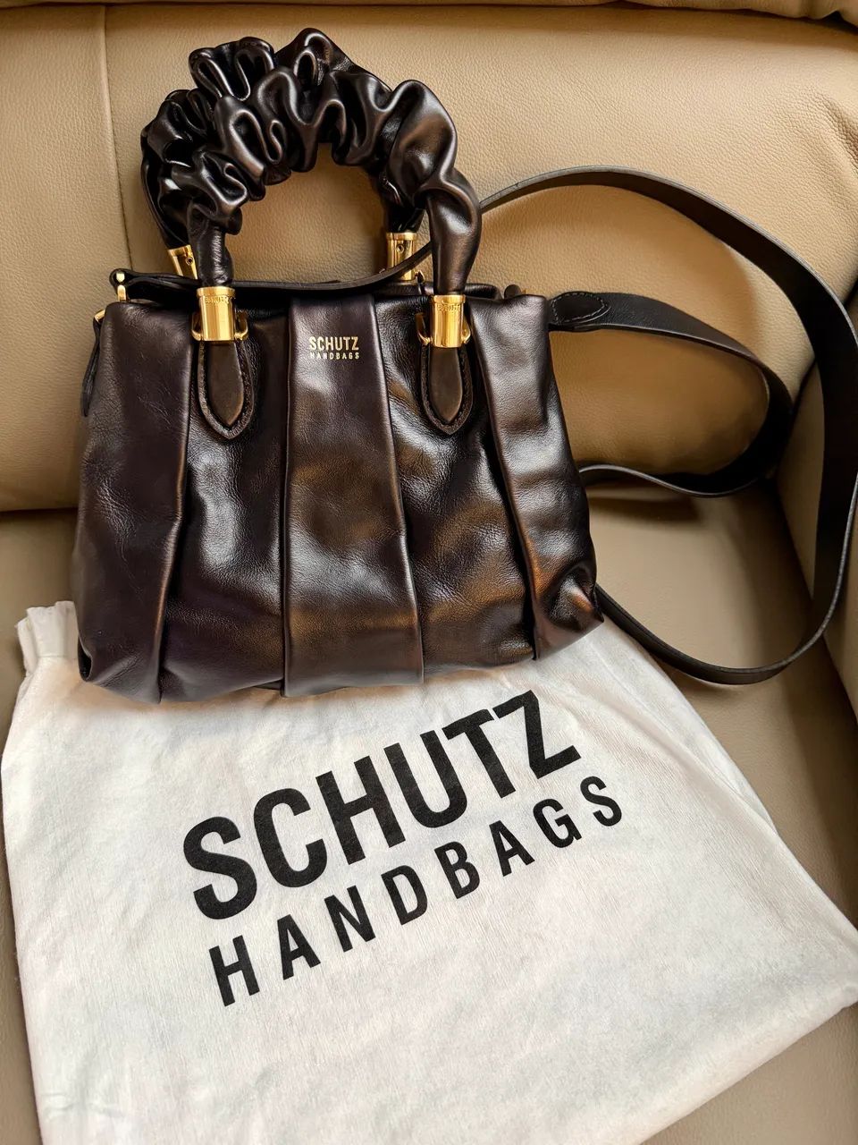 Bolsa Schutz Mini Tote Lorena Soft Couro Preta
