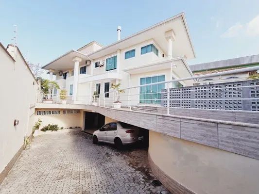 Alto padrão 2 aptos completos com piscina e 7 garagens livres