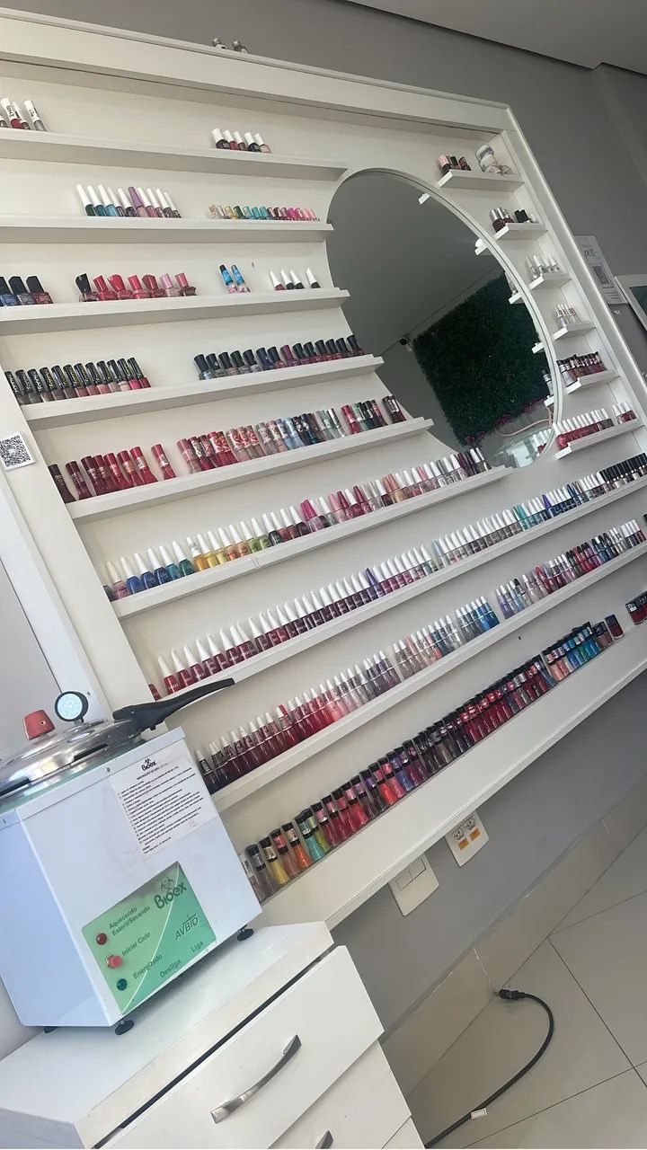 Painel expositor de esmalte com espelho e led 