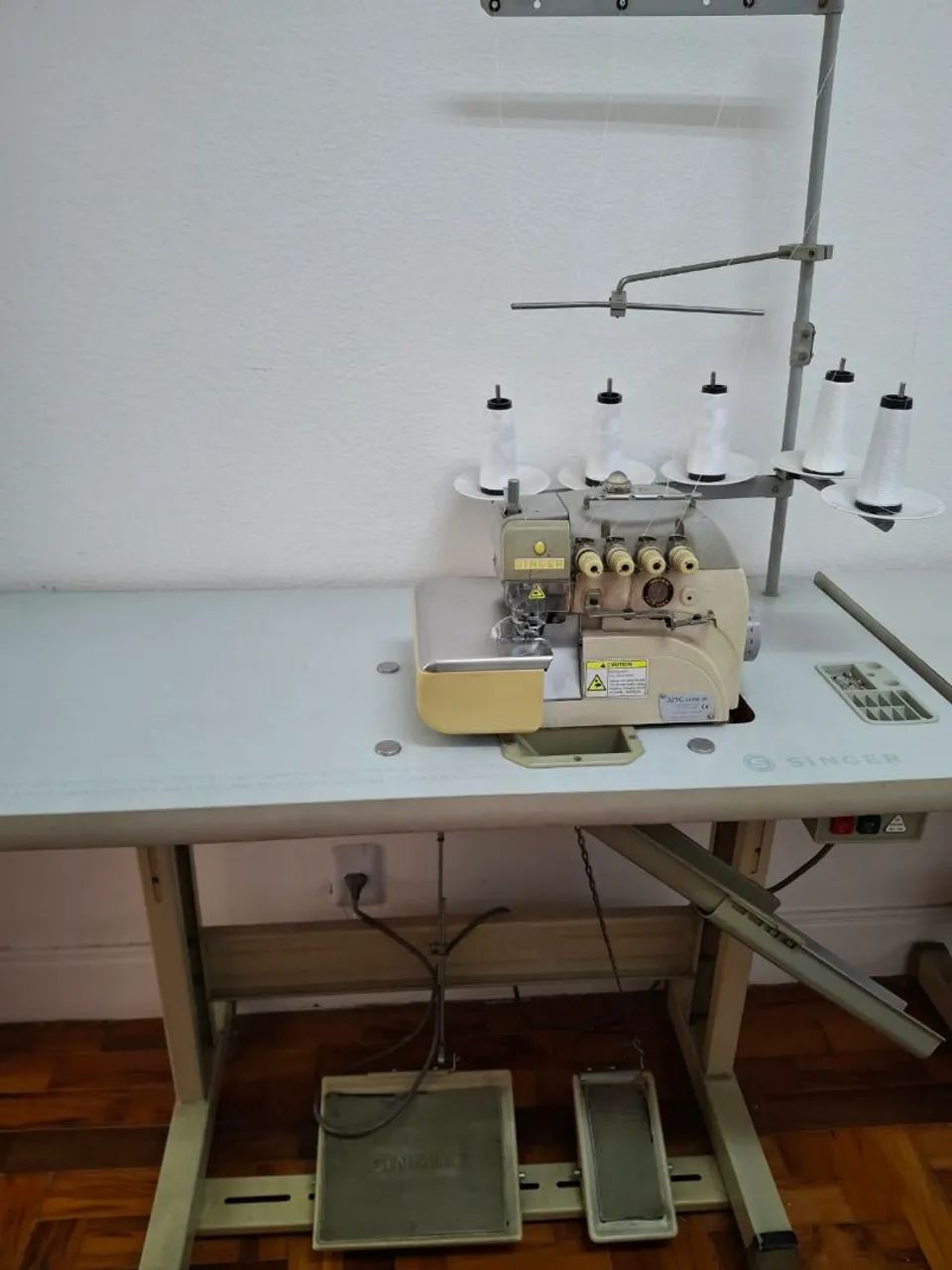 Maquina Overlock Singer  - Foto 3