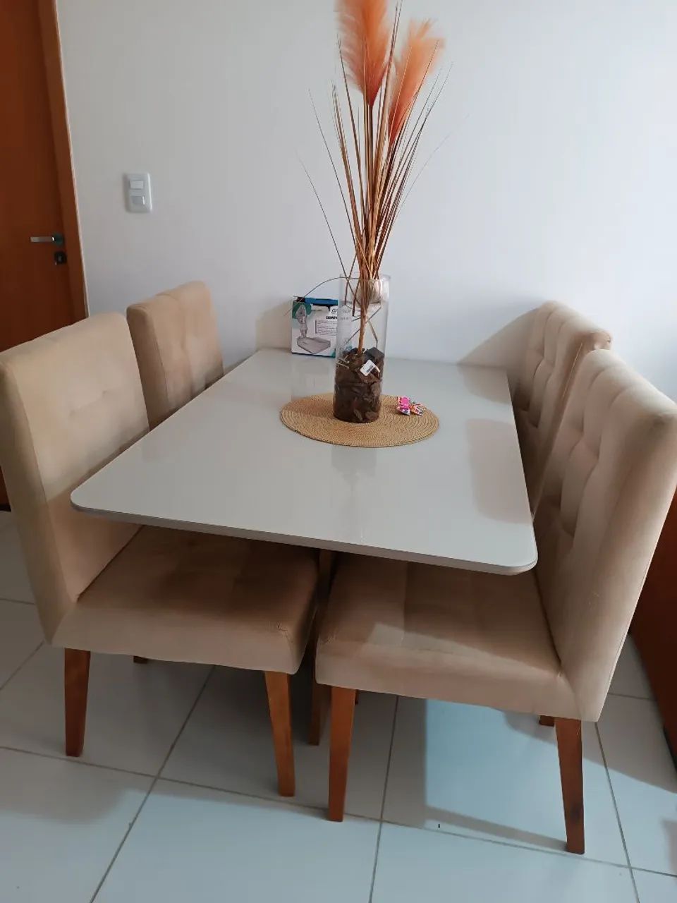 Conjunto de mesa em 4 cadeiras 