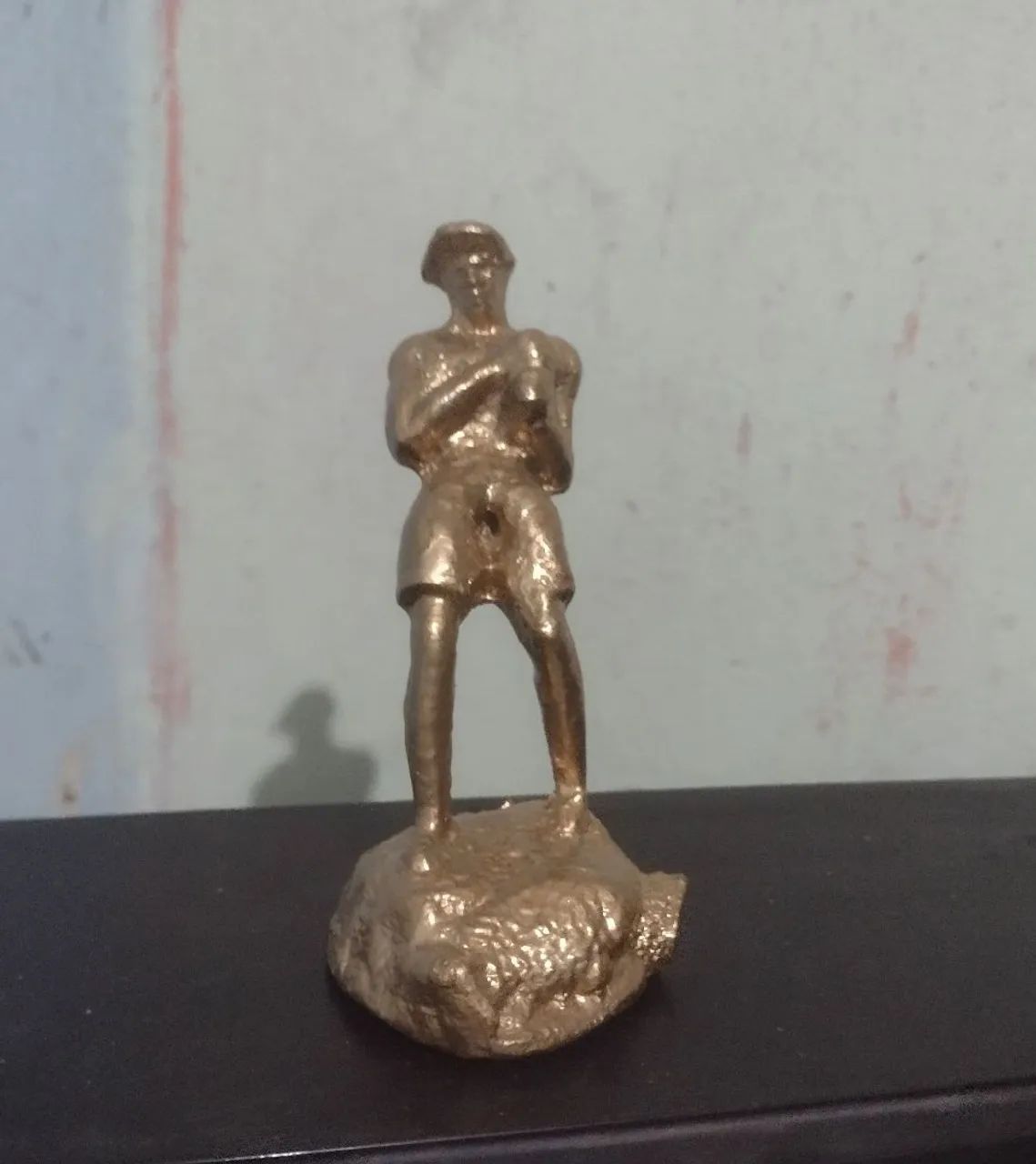 Estatueta de lutador de boxe esquivando