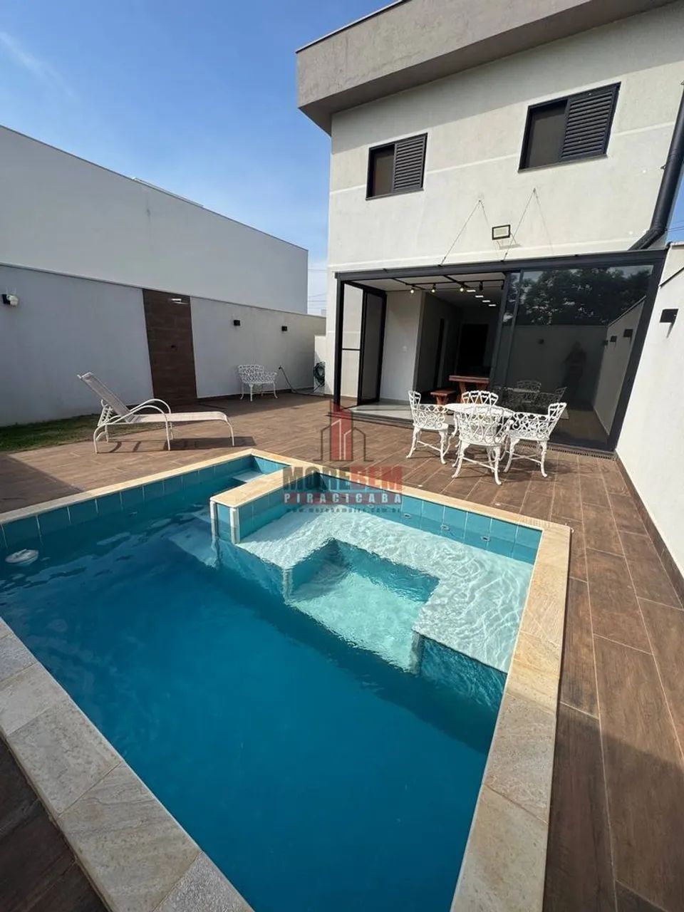 Residência de 3 dorms, suite varanda, espaço gourmet e piscina.