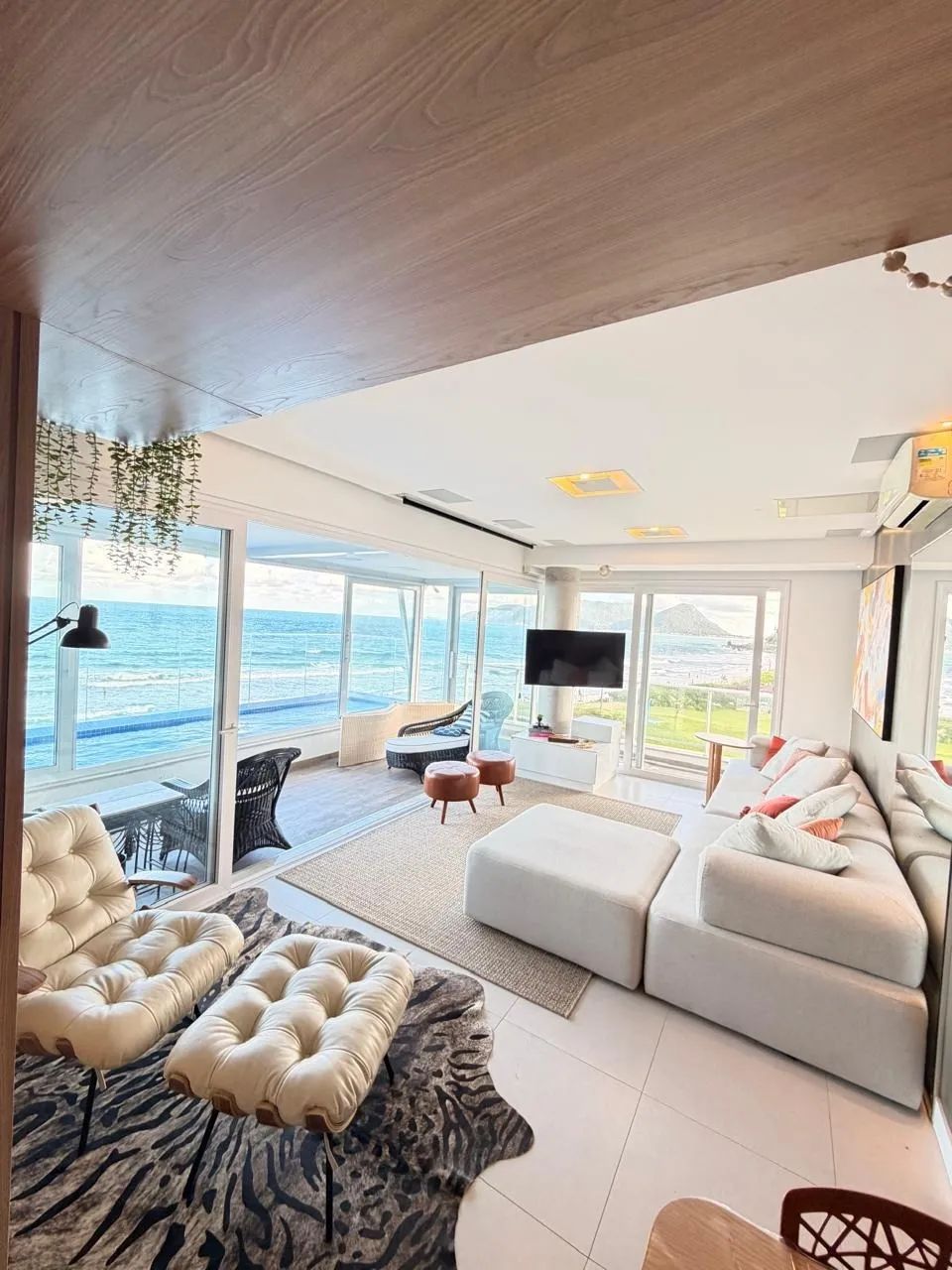 Apartamento com 03 dormitórios e piscina privativa de frente para o mar - Foto 3