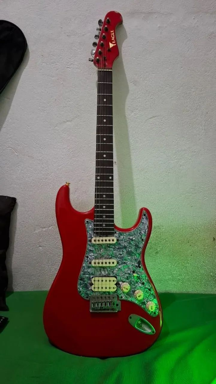 Vendo guitarra Eagle Strato  - Foto 2
