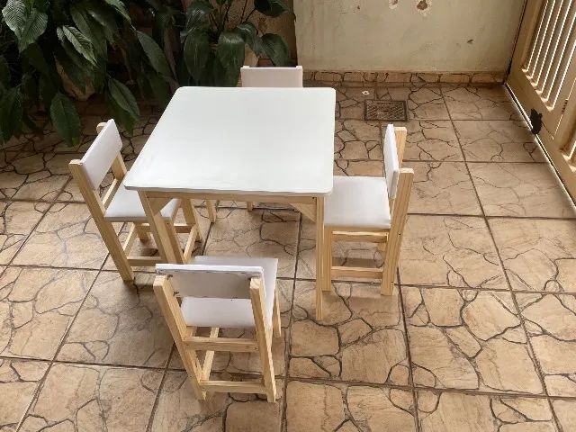 Mesa infantil branca, com 4 cadeiras  - Foto 2