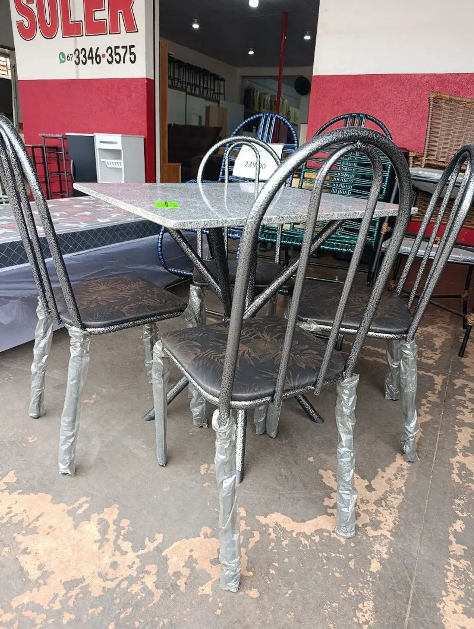 Mesa Quadrada com 4 cadeiras 