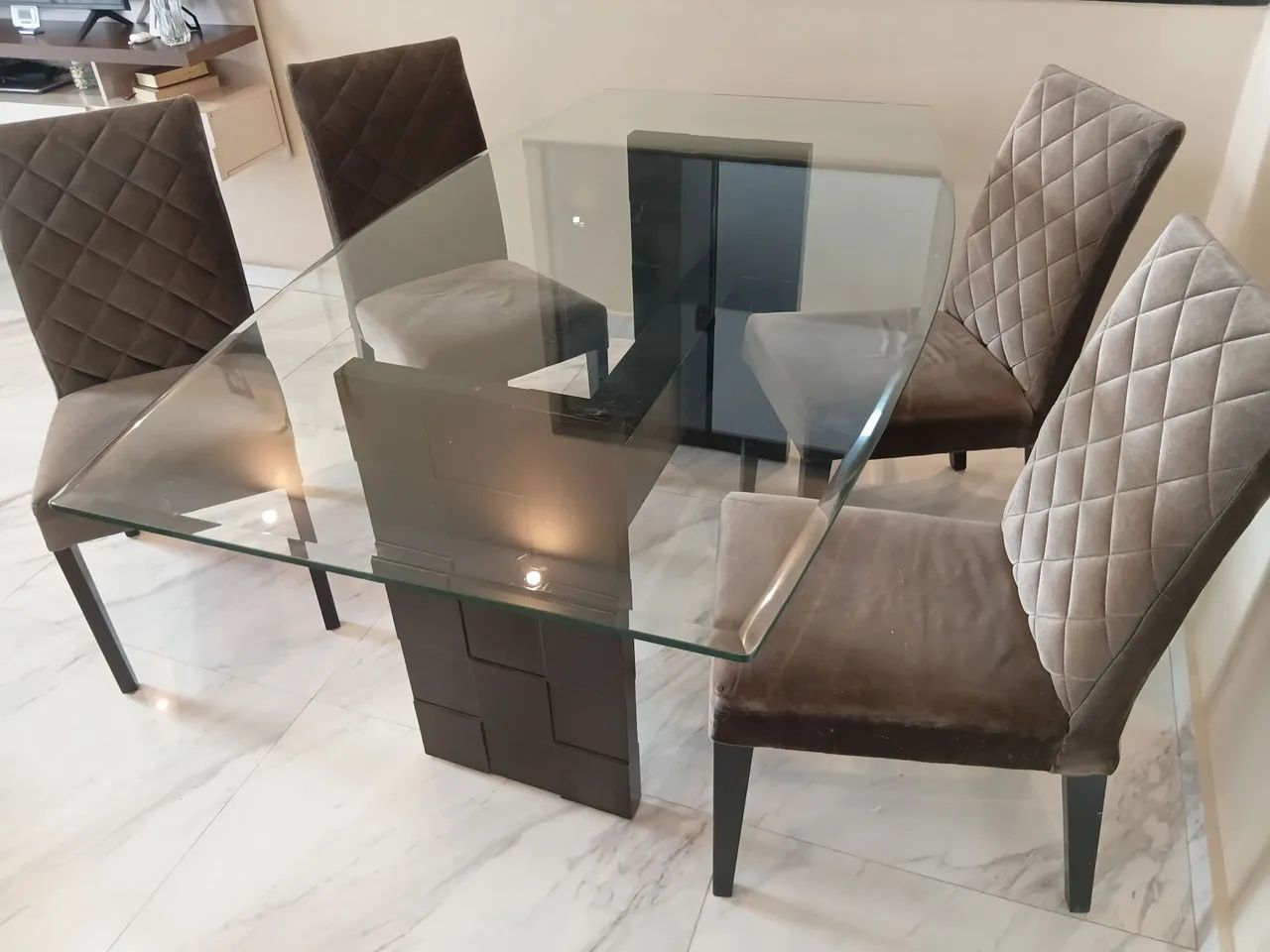 Mesa de jantar com tampo em vidro e 4  cadeiras - Foto 5
