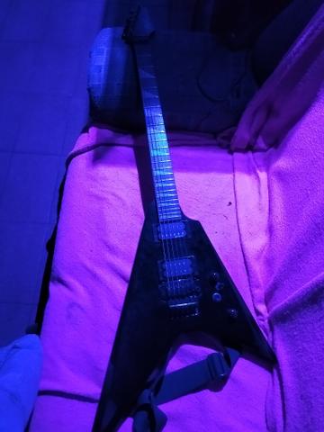 Guitarra cort fly v