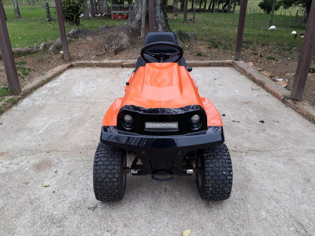 Trator cortador de grama